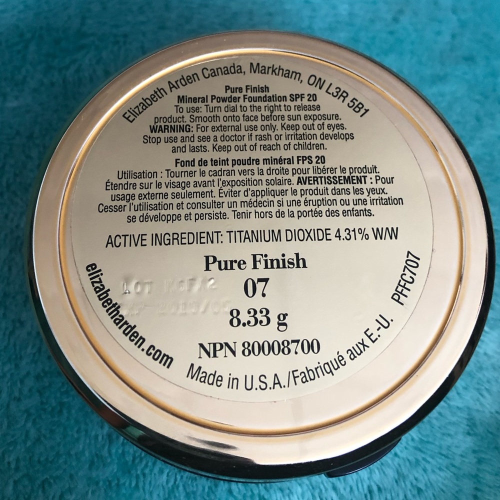 Gently used Elizabeth Arden Mineral Powder Foundation.